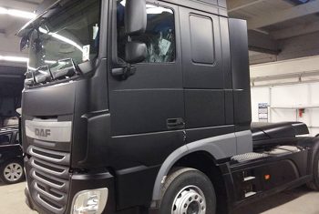 Mattschwarzer DAF LKW in der Autolackiererei Wirtz in Hamm.