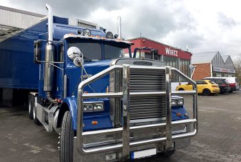 LKW Freightliner vor der Autolackiererei Wirtz in Hamm.