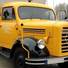 Neulackierter Oldtimer LKW auf dem Firmengelände der Autolackiererei Wirtz in Hamm.