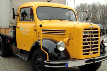 Neulackierter Oldtimer LKW auf dem Firmengelände der Autolackiererei Wirtz in Hamm.