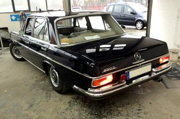 Neulackierter Mercedes auf dem Firmengelände der Autolackiererei Wirtz.