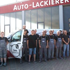 Das Team der Autolackiererei Wirtz vor der Lackiererei in Hamm.