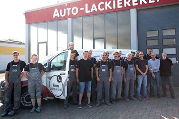 Das Team der Autolackiererei Wirtz vor der Lackiererei in Hamm.
