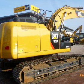 Umlackierung eines 320E Caterpillar Kettenbaggers in CAT Gelb.