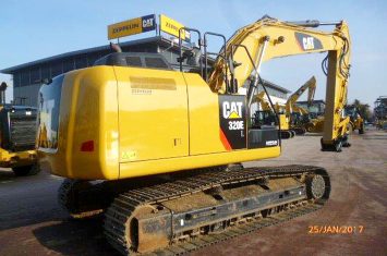 Umlackierung eines 320E Caterpillar Kettenbaggers in CAT Gelb.