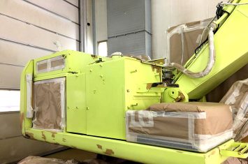 Umlackierung eines 320E Caterpillar Kettenbaggers in CAT Gelb.