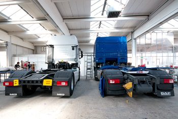 Zwei LKW's in der Autolackiererei Wirtz in Hamm.