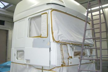 LKW-Demontage in der Autolackiererei Wirtz in Hamm.
