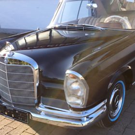 Neulackierter Mercedes 220SE auf dem Firmengelände der Autolackiererei Wirtz.