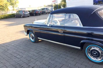Neulackierter Mercedes 220SE auf dem Firmengelände der Autolackiererei Wirtz.