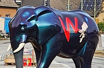 Neulackierter Elefant auf dem Kreisverkehr im Lohauserholz in Hamm.